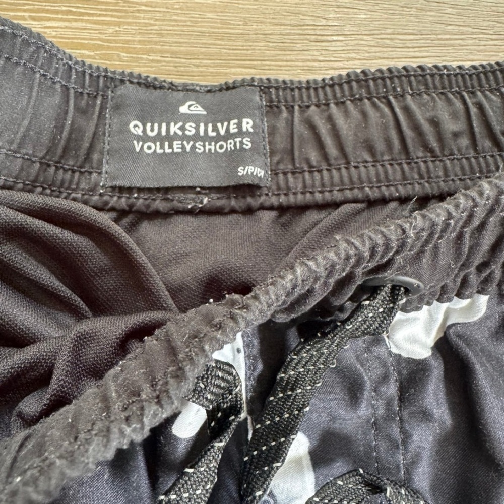 QUIKSILVER VOLLEY men’s black & white floral print swim shorts trunks size SMALL - Picture 4 of 4